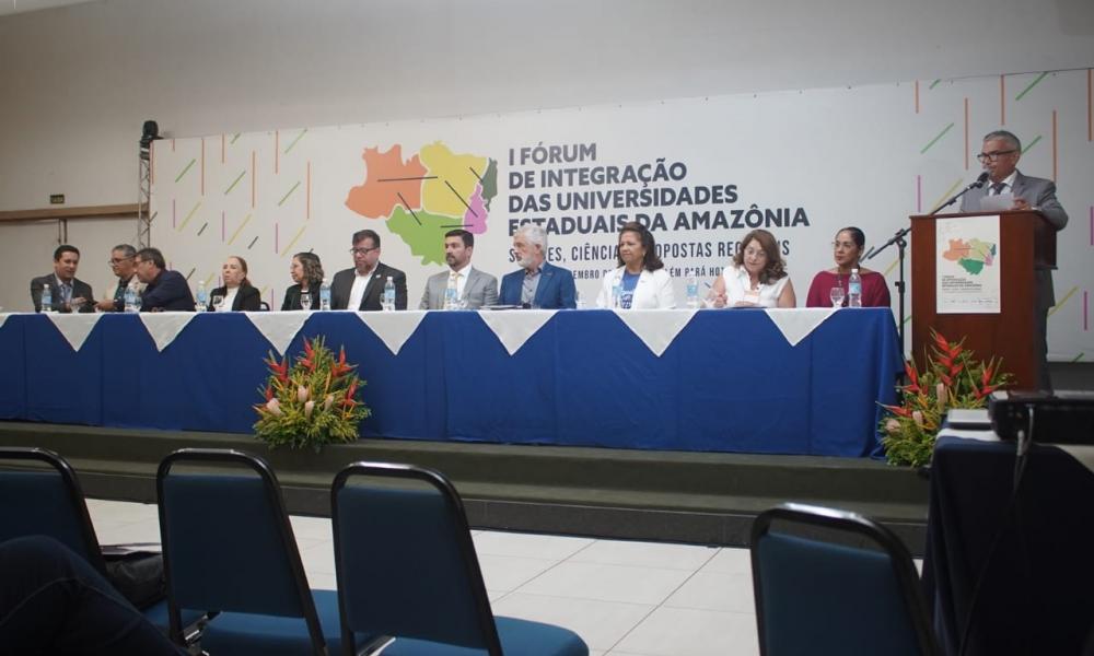 Reitores das universidades estaduais da Amazônia e demais autoridades participaram da mesa de abertura do Fórum. (Foto: Marcelo Rodrigues/ Ascom Uepa)