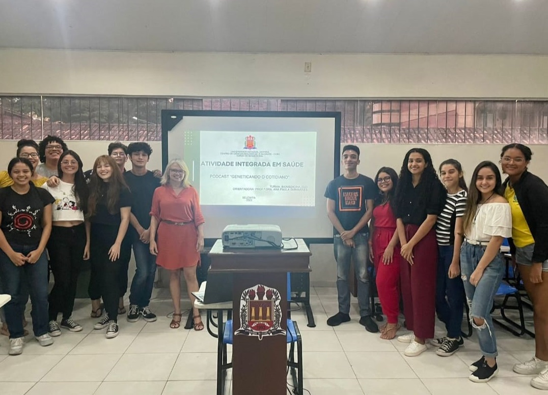 Os alunos da turma 2023 do curso de Biomedicina da Uepa, ao lado da professora Ana Paula Guimarães, durante apresentação realizada no dia 25/08.