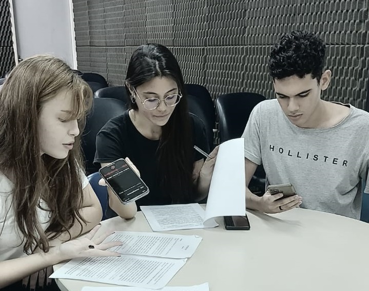 Alunos durante gravação do podcast Geneticando o Cotidiano.