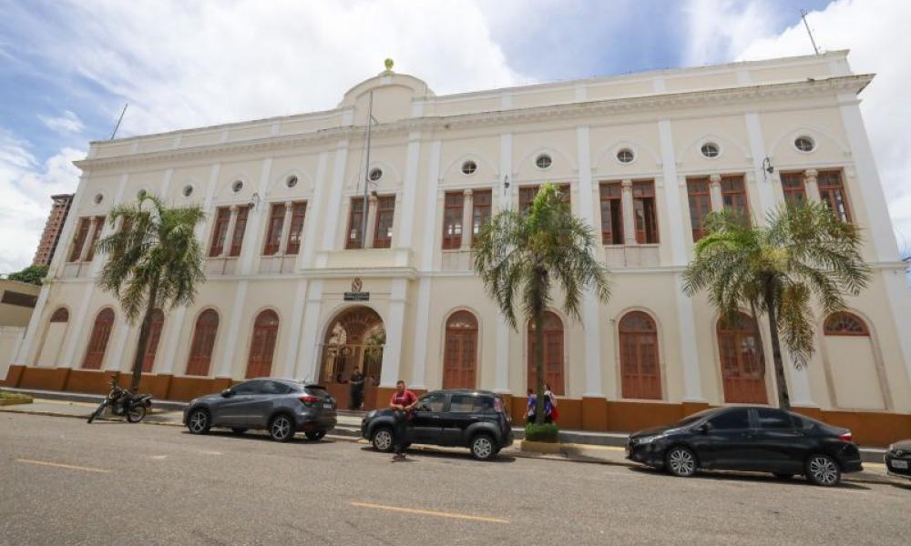 Ao reconhecer os professores mais experientes, parceiros na construção de um ensino público de qualidade, a Uepa celebra a dedicação desses profissionais.