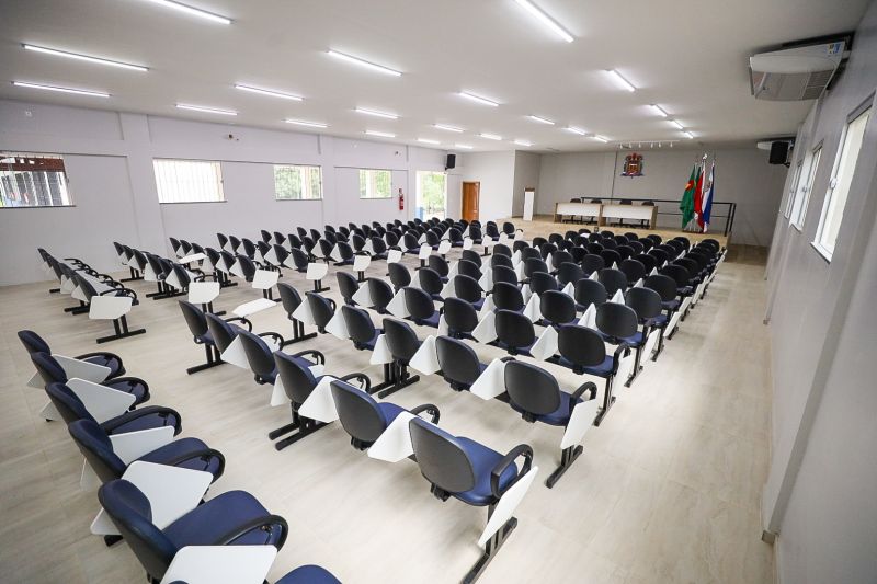 O novo auditório vai beneficiar mais de 200 alunos da universidade, matriculados nos cursos de Licenciatura em Química, Física, Pedagogia, Geografia e Matemática.