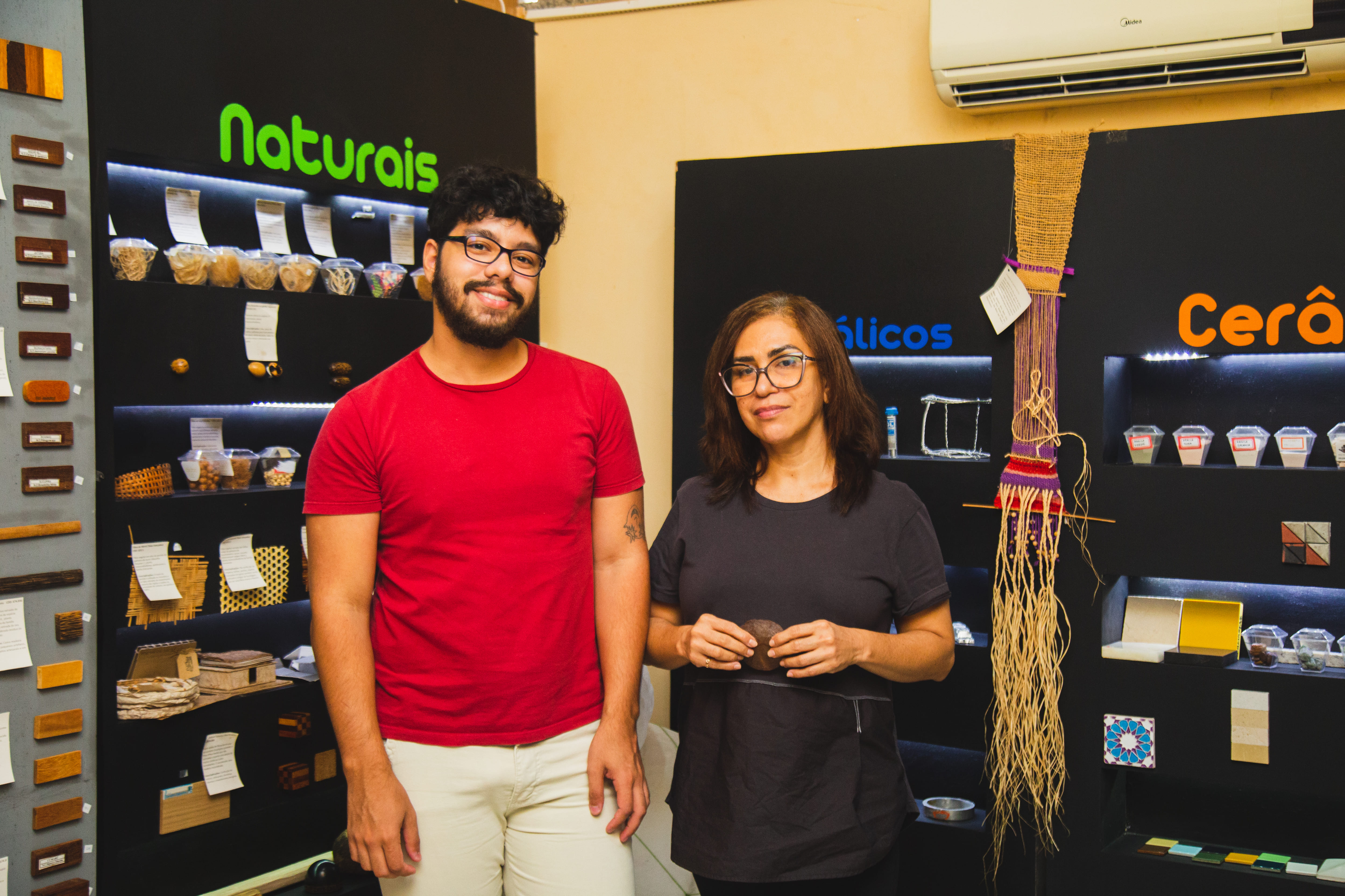  Lauro Cohen, ex-monitor voluntário do laboratório e Núbia Santos, professora e coordenadora da Matérioteca.