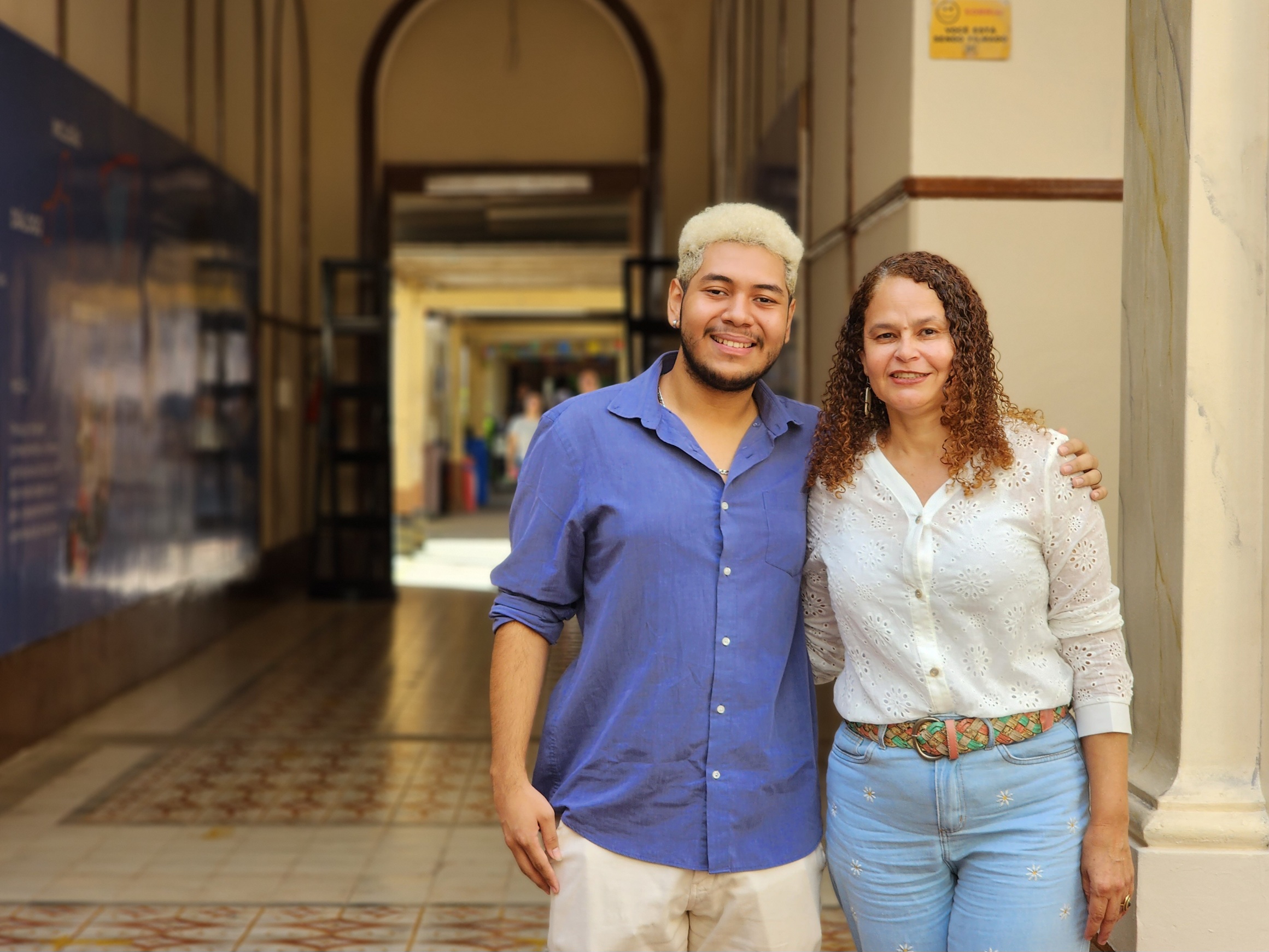 O estudante Rafael Ferreira e a professora Diana Lemes recriam foto feita em 2015, durante participação no projeto Universitário Mirim.