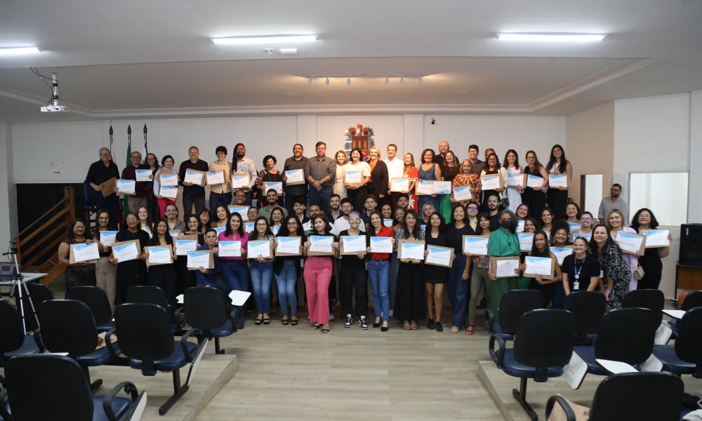 Os autores dos melhores trabalhos, bem como os docentes orientadores e coorientadores, receberam certificado (Foto: Sidney Oliveira / Ascom Uepa).