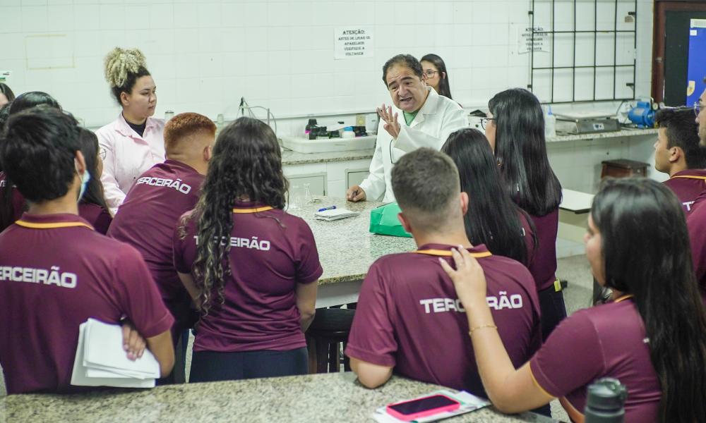 Um dos espaços visitados no CCSE foi o laboratório de Química, no qual o professor Davi Oliveira fez explanação sobre o curso.