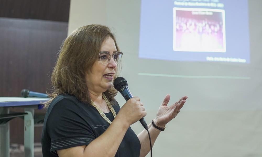 Professora Ana Maria de Castro Souza em palestra no Instituto Carlos Gomes (Foto: Marcelo Rodrigues/ Ascom Uepa).