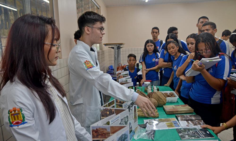 Universitários da Uepa usaram as salas de aula da escola para divulgar informações técnico-científicas aos estudantes (Foto: Divulgação IEC).