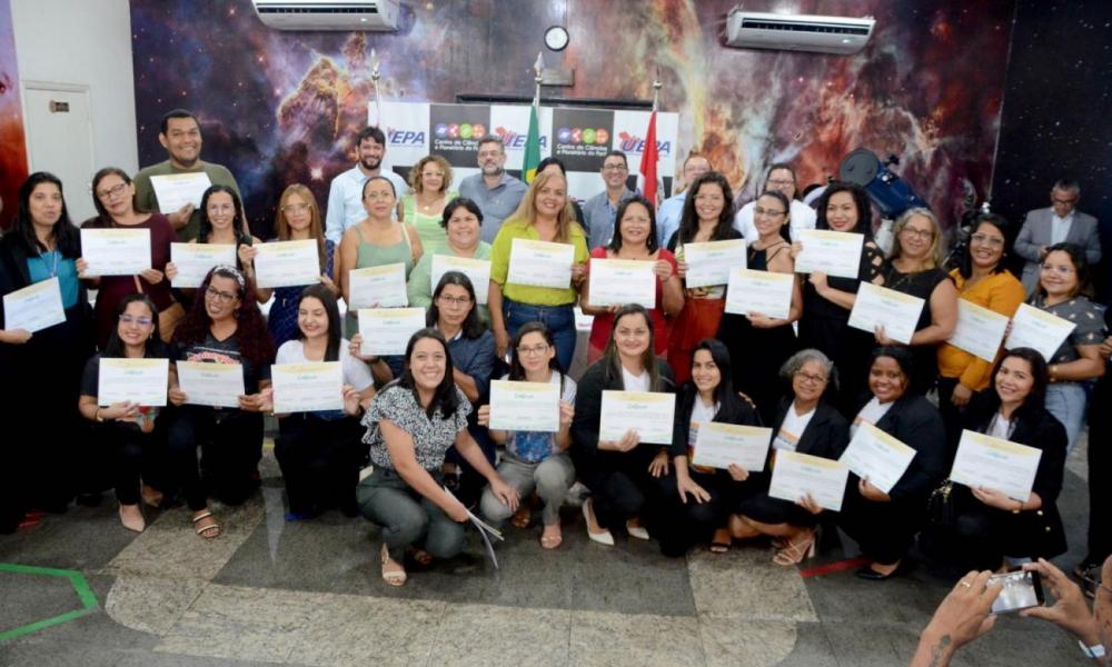 Professores e alunos do PPGEECA reunidos em atividade de apresentação de produtos e processos educacionais.