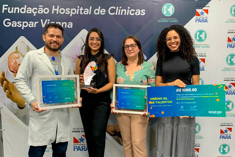 Vencedores da premiação ao lado da gestora geral de enfermagem da FHCGV, Christielaine Zaninotto.