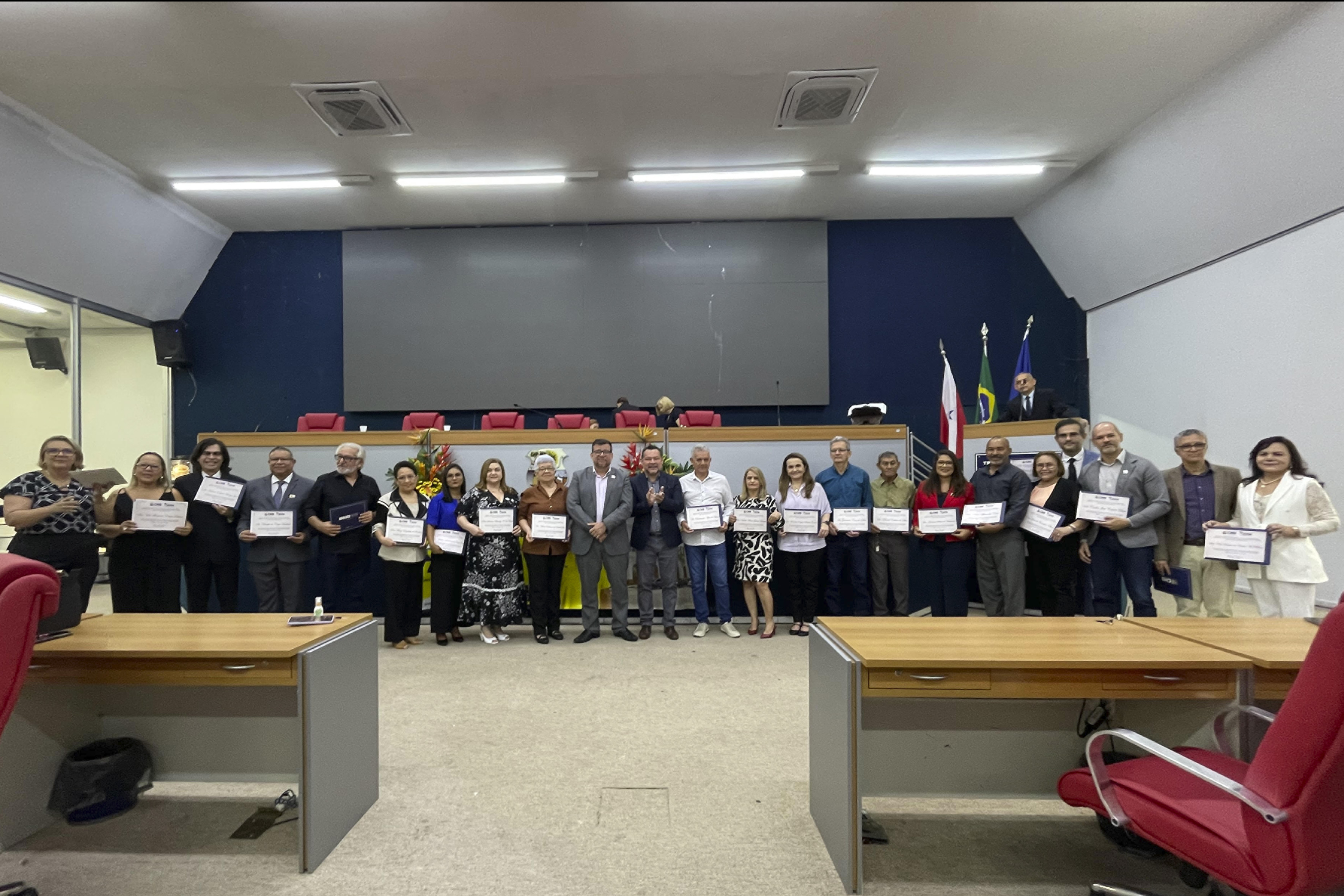 Durante o evento, professores e profissionais do corpo técnico-administrativo receberam diploma, como forma de reconhecimento aos relevantes serviços prestados.