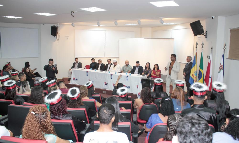 Na tarde de ontem, 21, a cidade de Salinópolis, celebrou um marco histórico com a formatura da primeira turma de Licenciatura em Geografia da Universidade do Estado do Pará (Uepa), realizada por meio do Programa 'Forma Pará'. A iniciativa, desenvolvida pela Secretaria de Estado de Ciência, Tecnologia, Educação Superior, Profissional e Tecnológica (Sectet) e parceria com a Fundação Amazônia de Amparo a Estudos e Pesquisas do Pará (Fapespa), tem como objetivo expandir o ensino superior no estado em parceria c