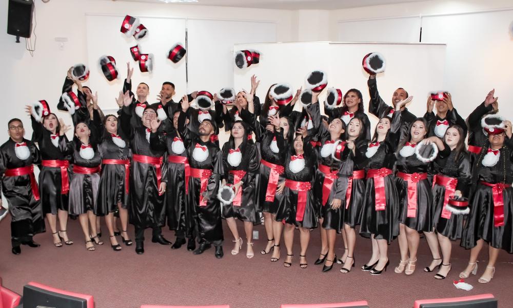 Na tarde de ontem, 21, a cidade de Salinópolis, celebrou um marco histórico com a formatura da primeira turma de Licenciatura em Geografia da Universidade do Estado do Pará (Uepa), realizada por meio do Programa 'Forma Pará'. A iniciativa, desenvolvida pela Secretaria de Estado de Ciência, Tecnologia, Educação Superior, Profissional e Tecnológica (Sectet) e parceria com a Fundação Amazônia de Amparo a Estudos e Pesquisas do Pará (Fapespa), tem como objetivo expandir o ensino superior no estado em parceria c