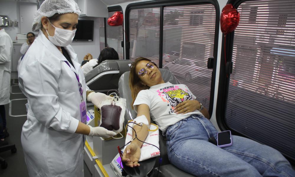 A servidora Vanessa Fonseca aproveitou a ação para doar sangue pela primeira vez (Foto: Marcelo Rodrigues / Ascom Uepa).