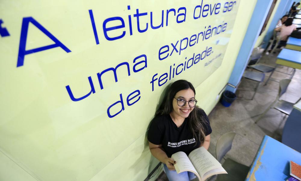 A discente da Uepa, Letícia Genú, define-se como uma “leitora voraz”. Somente neste ano, ela já leu 97 obras (Foto: Sidney Oliveira/ Ascom Uepa).