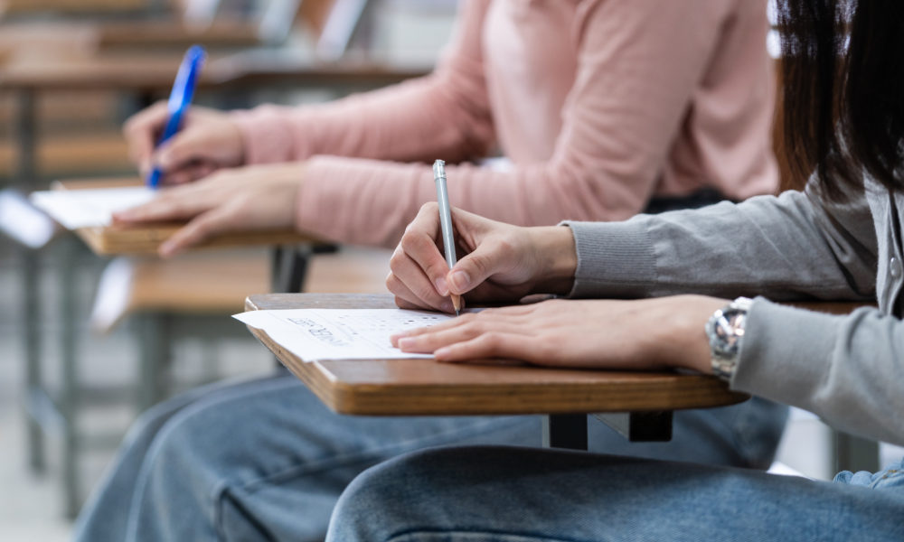 Poderão concorrer ao processo seletivo estudantes, egressos de escola pública e bolsistas integrais de escolas particulares (Foto: Canva).