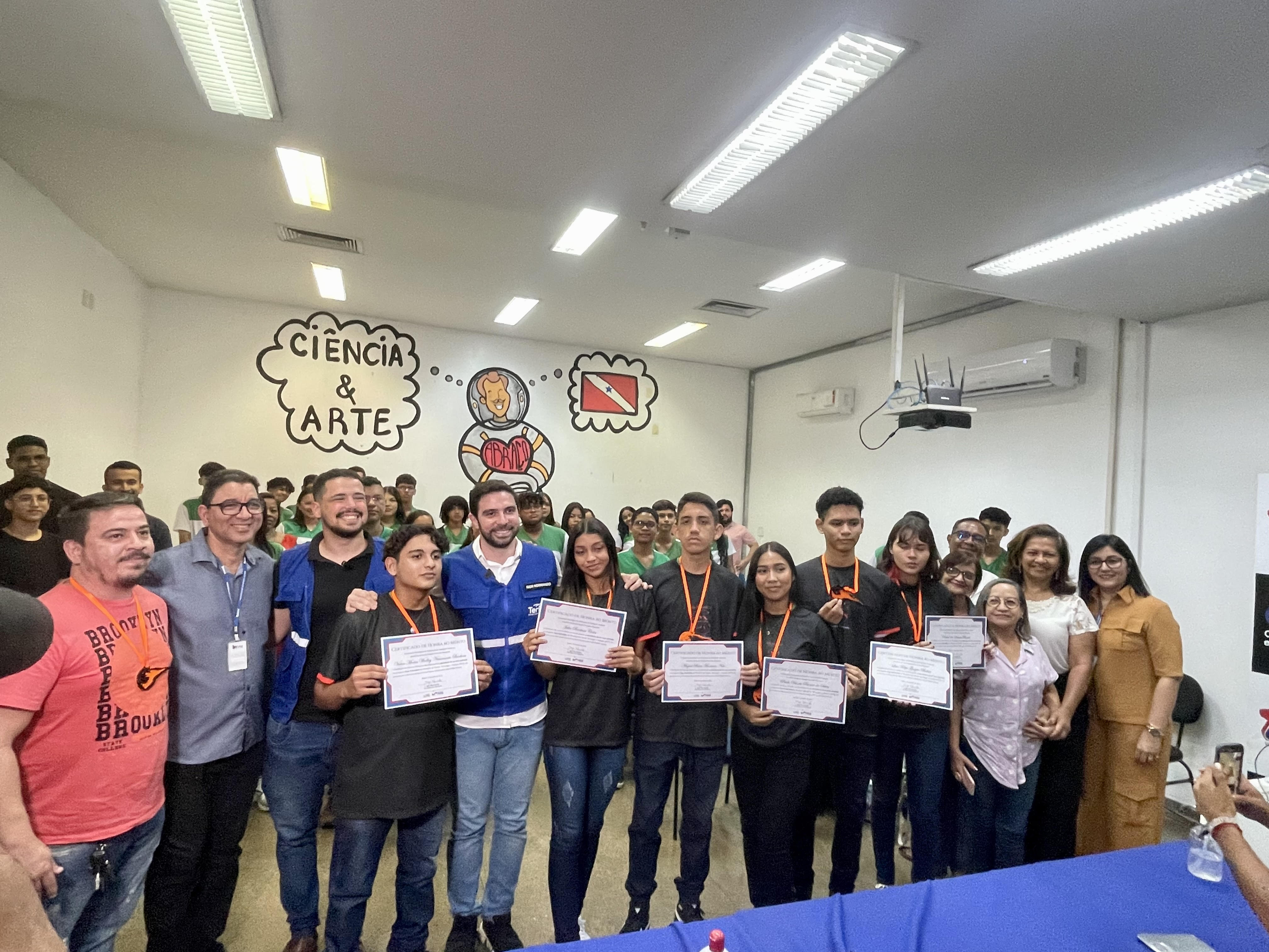 Ao final da cerimônia, os alunos receberam medalhas e certificados.