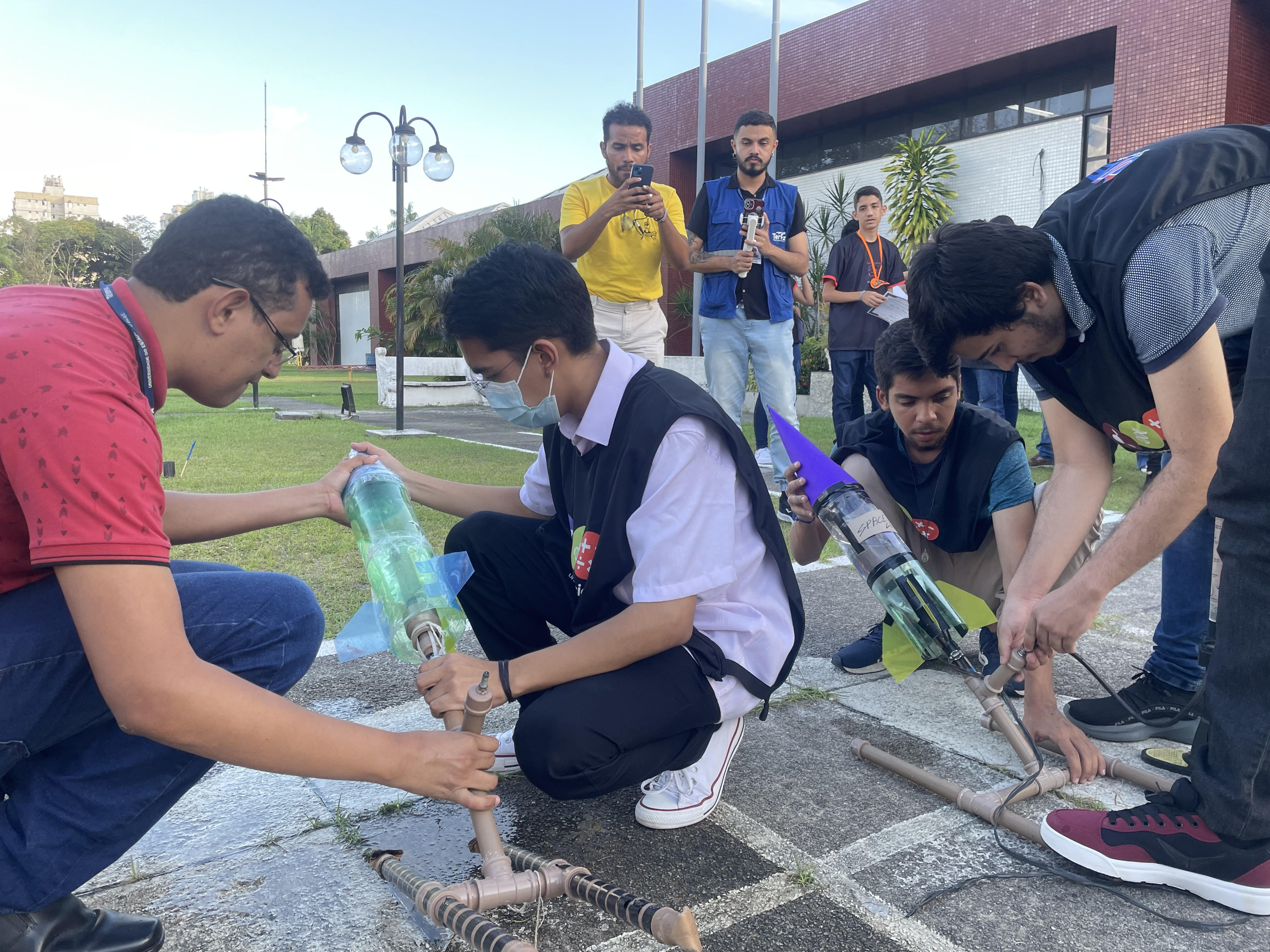 Na oportunidade, os alunos presenciaram uma competição de foguetes, resultado final de oficina desenvolvida durante este mês, no Planetário.