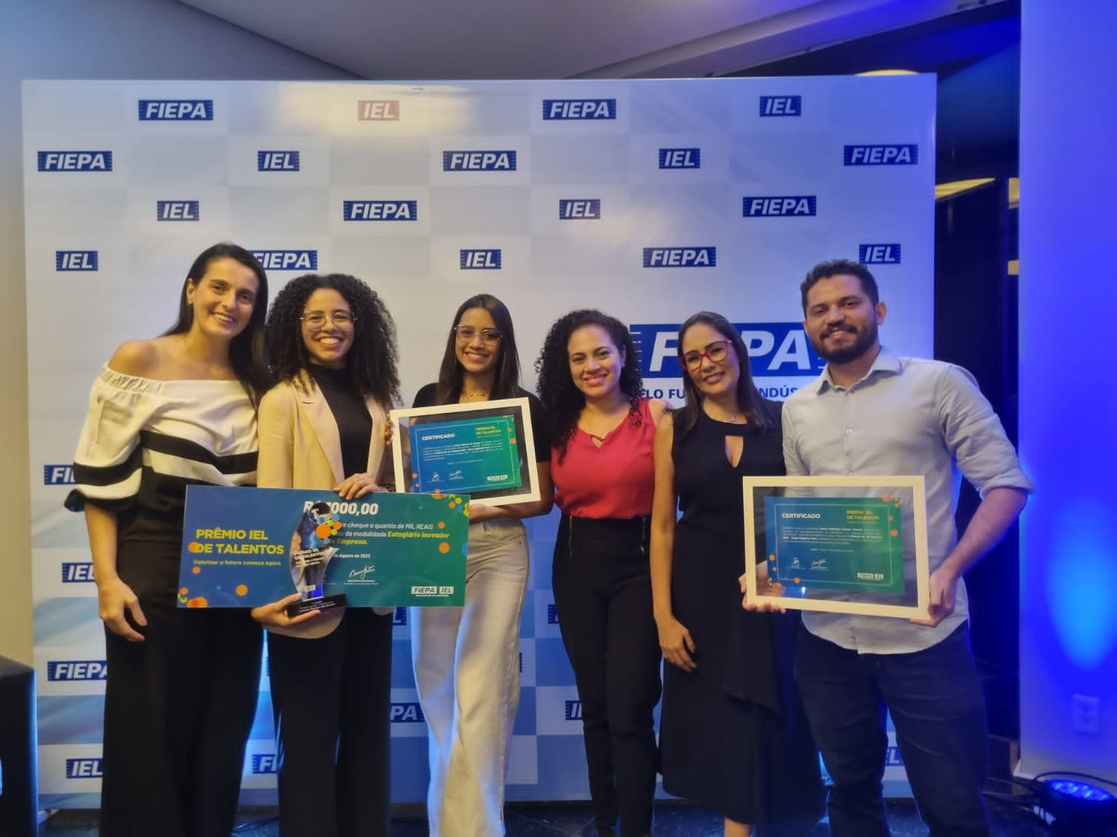 Serviço de Enfermagem da FHCGV e alunas da Uepa durante a premiação. Na foto, as estudantes Lorena Rocha (com certificados em mãos), Élida Andrade (a segunda da esquerda para a direita) e o mentor Tárcio Amoras (na ponta direita).