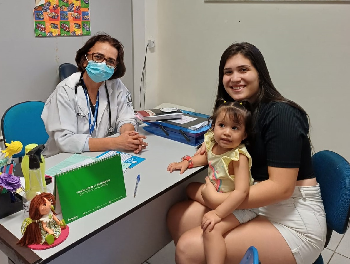 A médica Márcia Maciel durante atendimento.