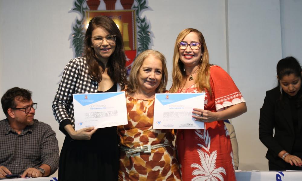 O TCC produzido pela egressa Elilde Nascimento de Souza e orientado pela professora Eliete Solano ficou em segundo lugar na premiação dos trabalhos do curso de Letras - Português (Foto: Sidney Oliveira / Ascom Uepa).