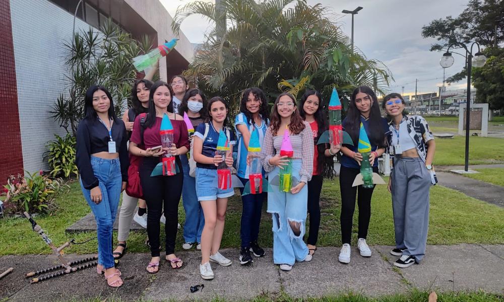 Integrantes do Projeto Astrociência, que busca incentivar meninas a participarem de atividades científicas (Foto: Divulgação).