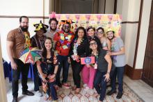 A vice - reitora, Ilma Pastana participa da "Uepa na folia" com servidores.